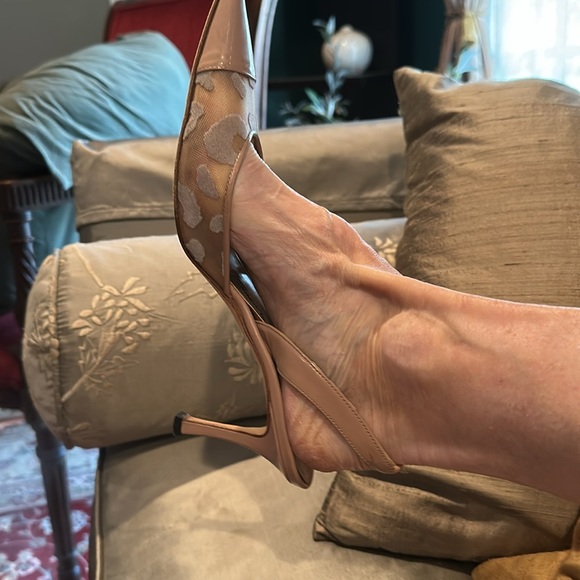 Manolo Blahnik NUDE pointed toe w/kitten heel!!💕💕💕 - Picture 3 of 6